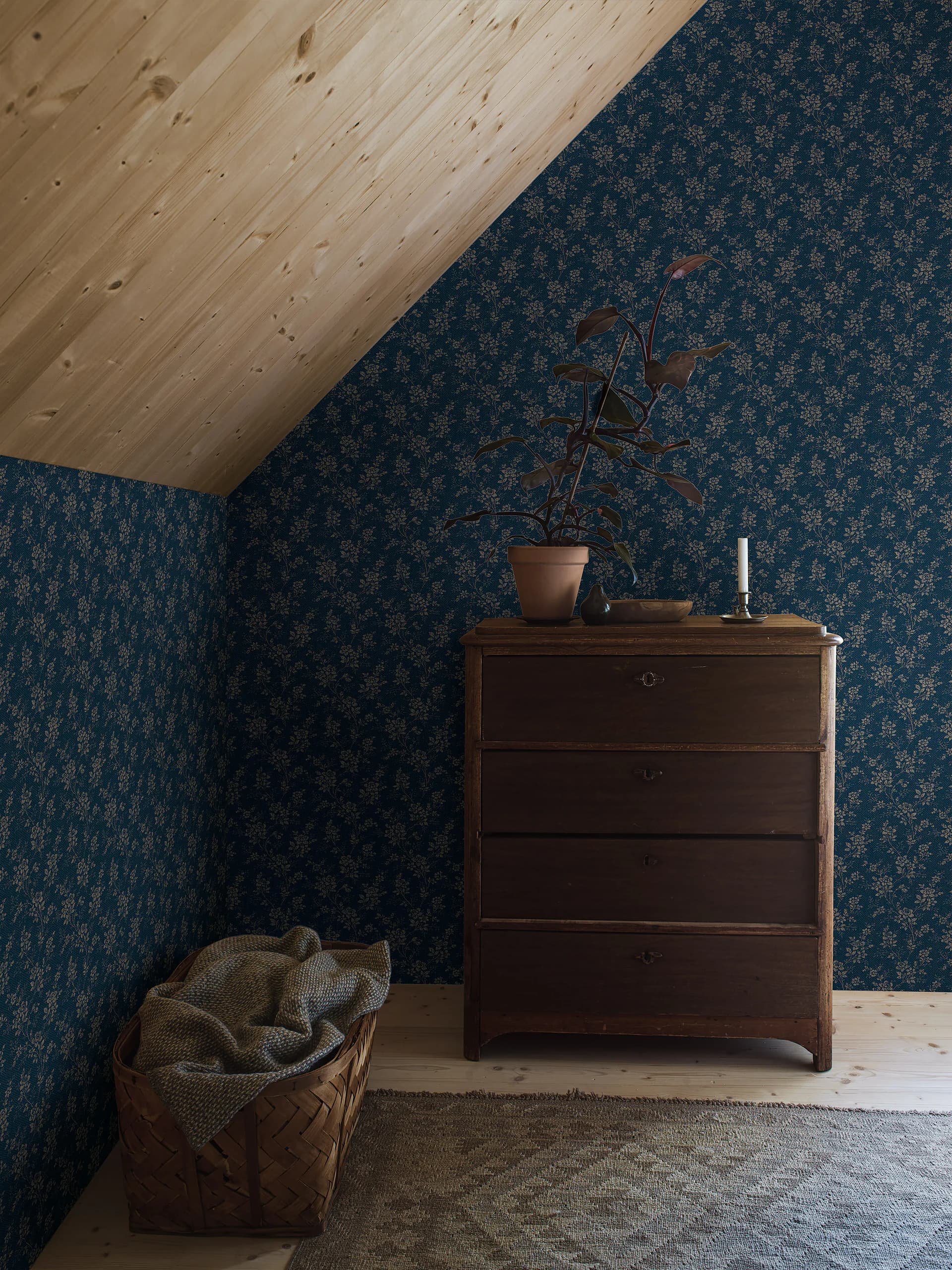 Slaapkamer onder schuin dak met donkerblauw bloemetjesbehang (Hip Rose)