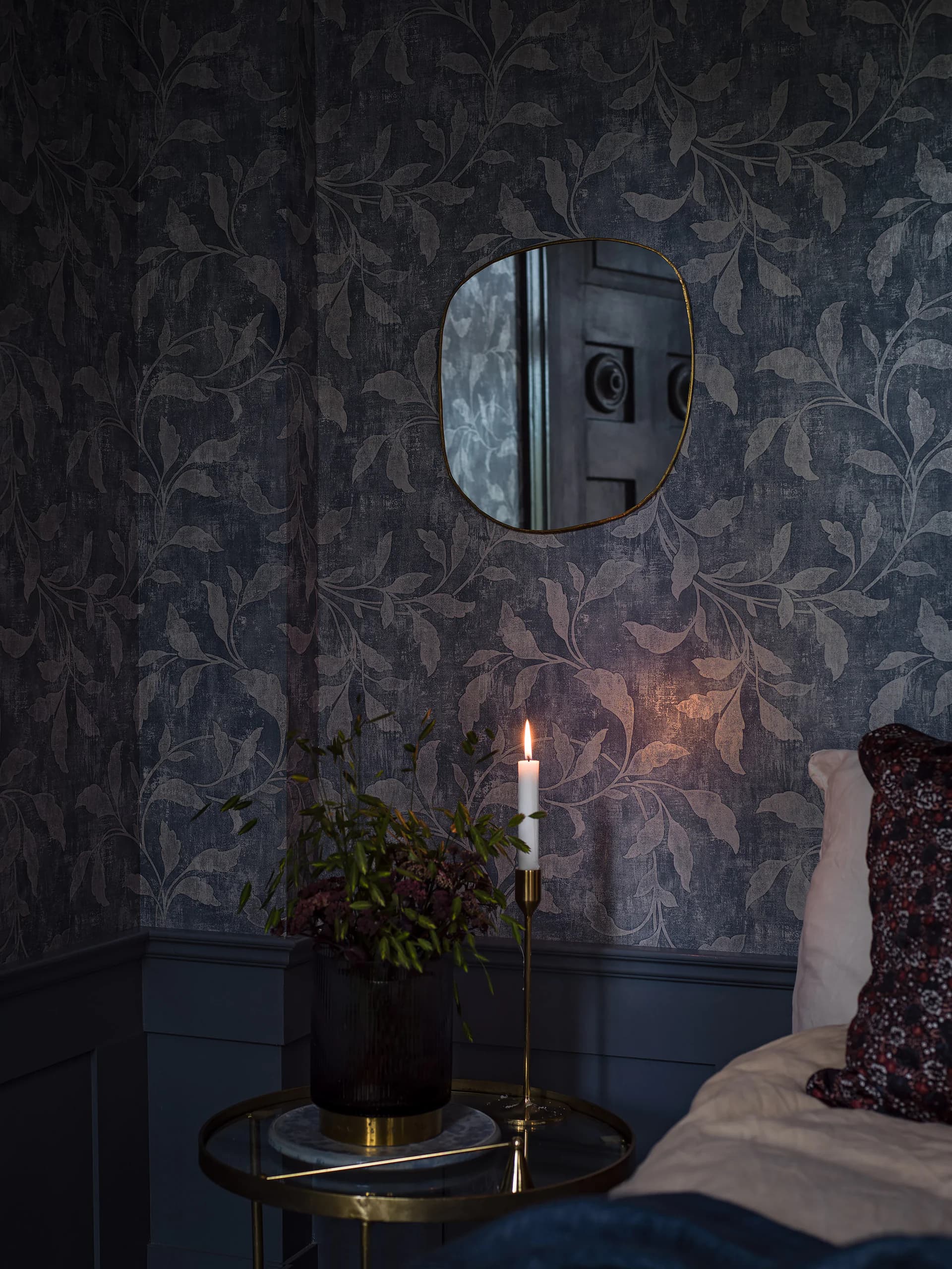 Donker bladerbehang (Rosewood Nights) met ronde spiegel en kaarslicht
