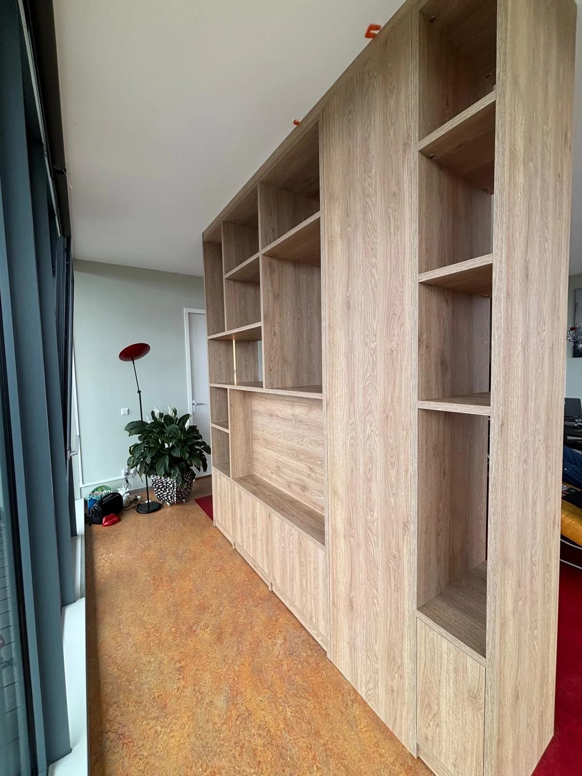 Roomdivider op maat in eikenlook met tv en open vakken
