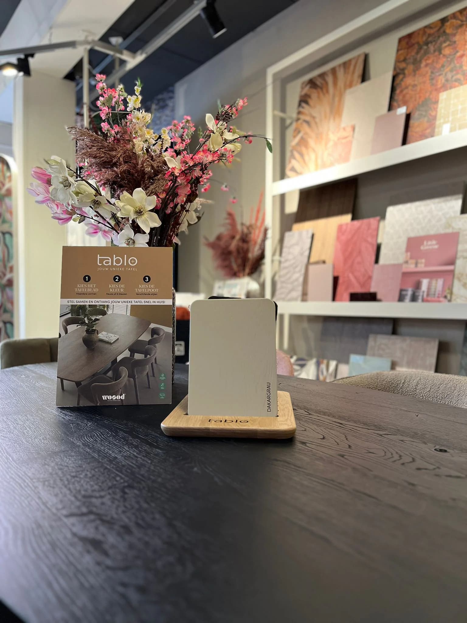 Ontwerptafel met stalen, stoffen en een tablet met een 3D-ontwerp