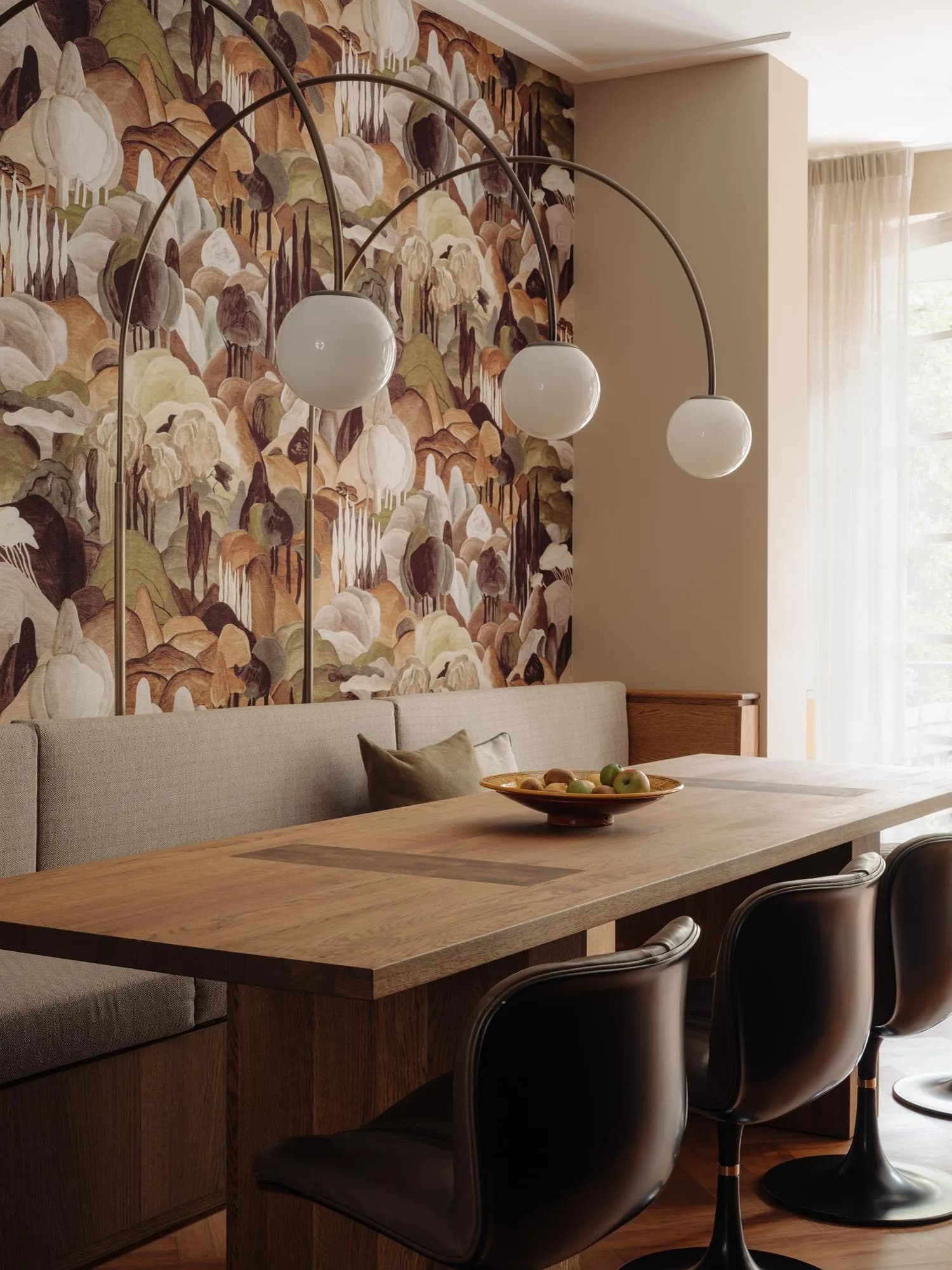 Eettafel met lederen stoelen voor Arte-behang met een groot bladerdessin