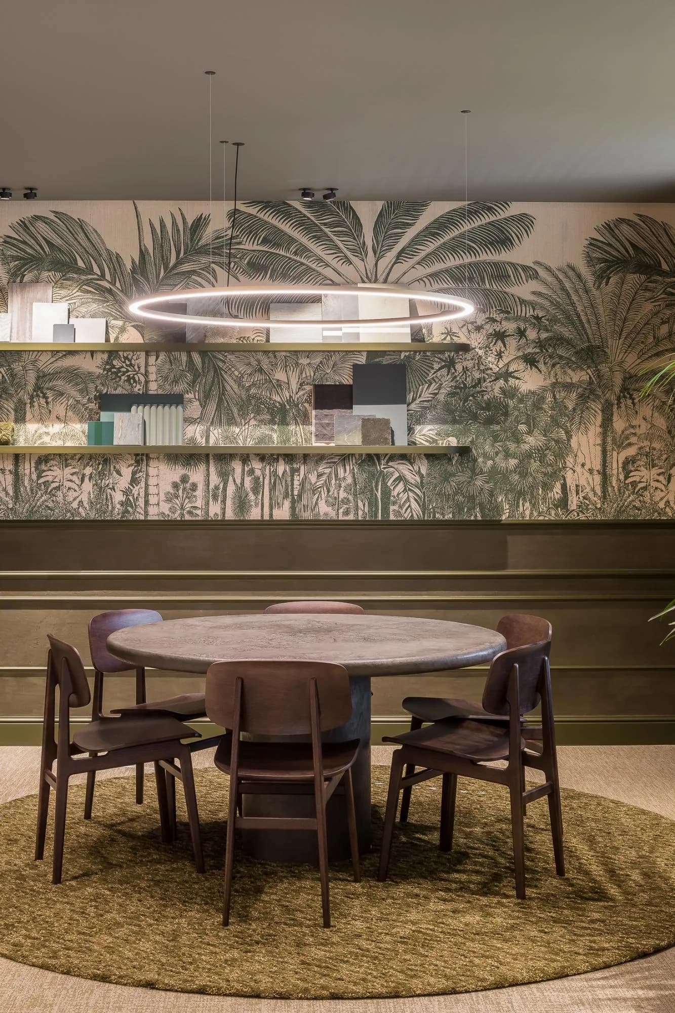 Ronde eettafel voor een groen panoramabehang van Arte met palmen