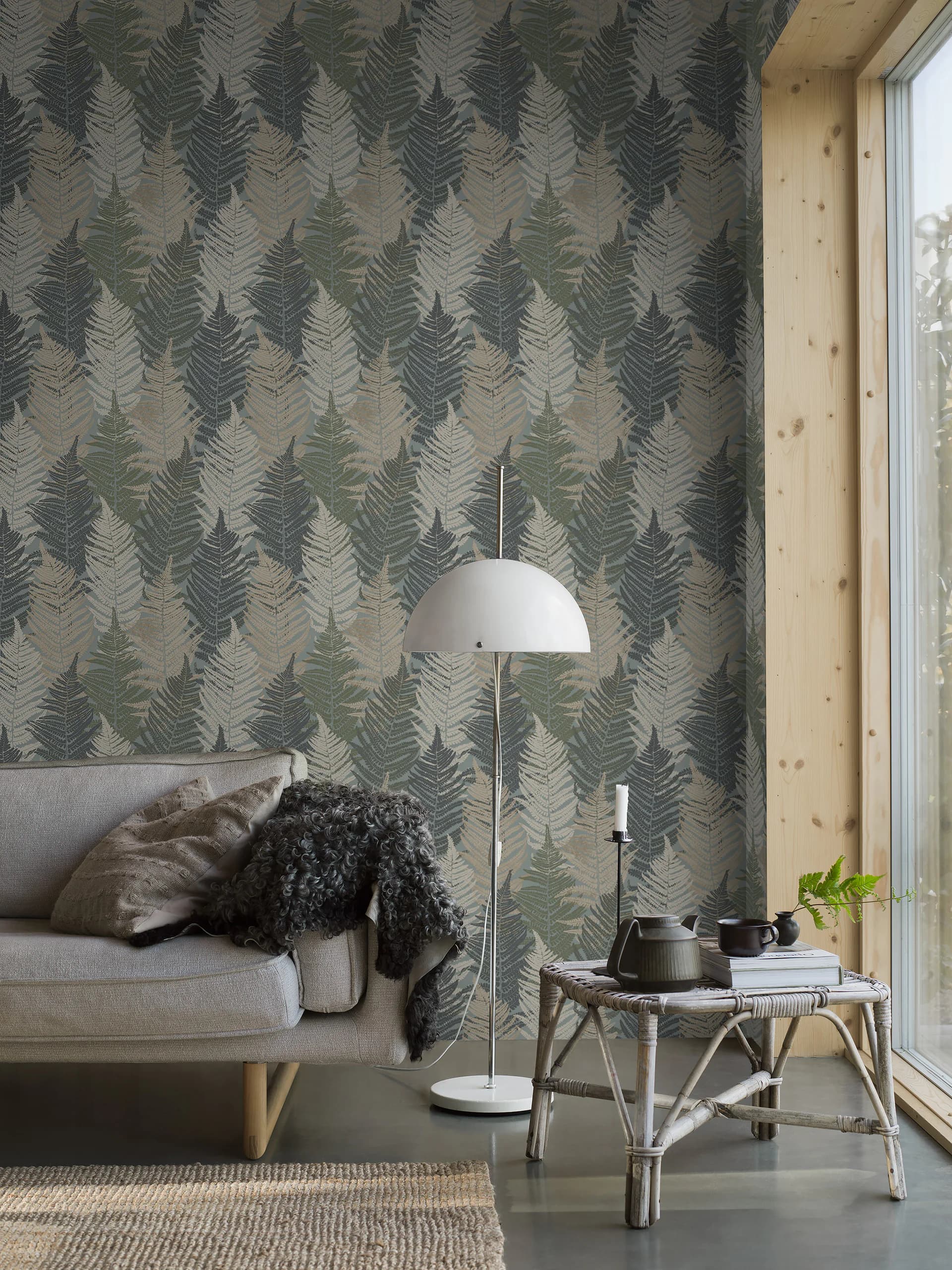 Woonkamer met groen varenbehang (Fern Forest), bank en vloerlamp