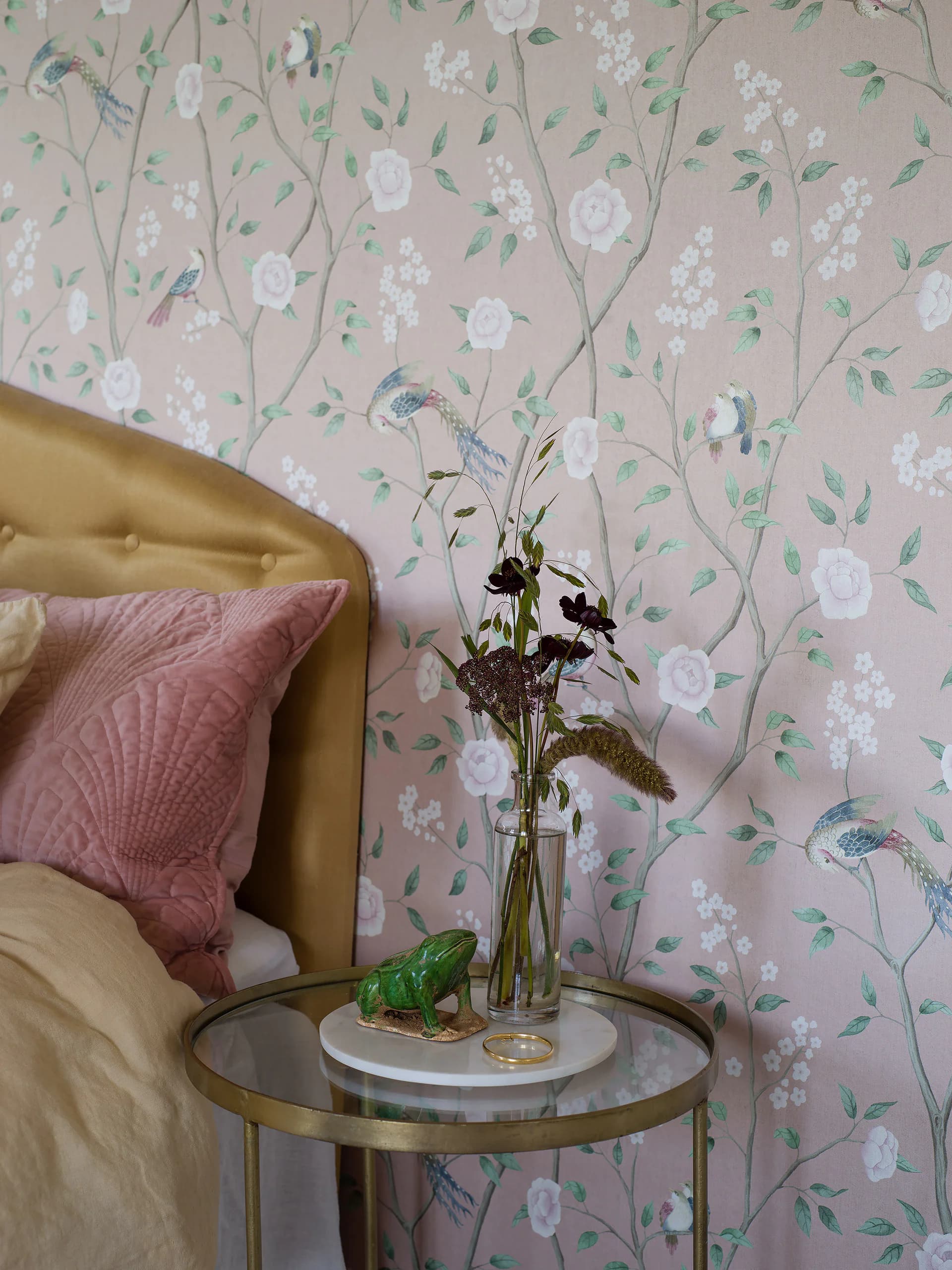 Slaapkamer met roze bloesembehang met vogels