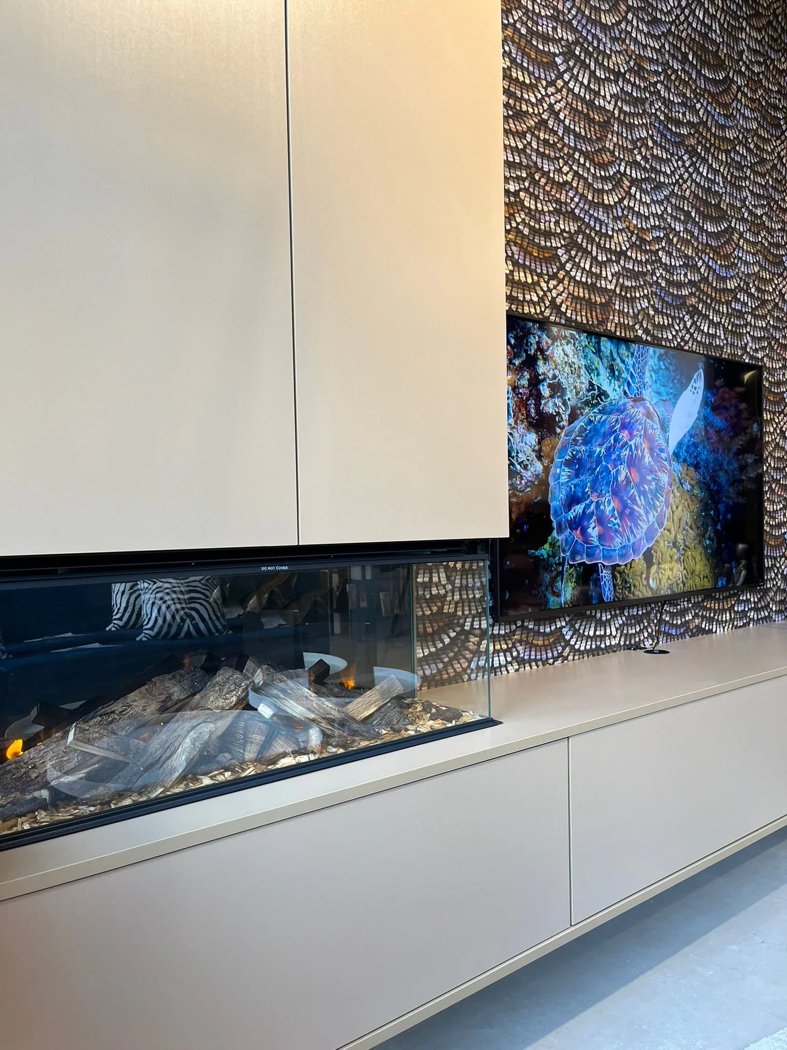 Wit tv-meubel met sfeerhaard voor behang met verenprint