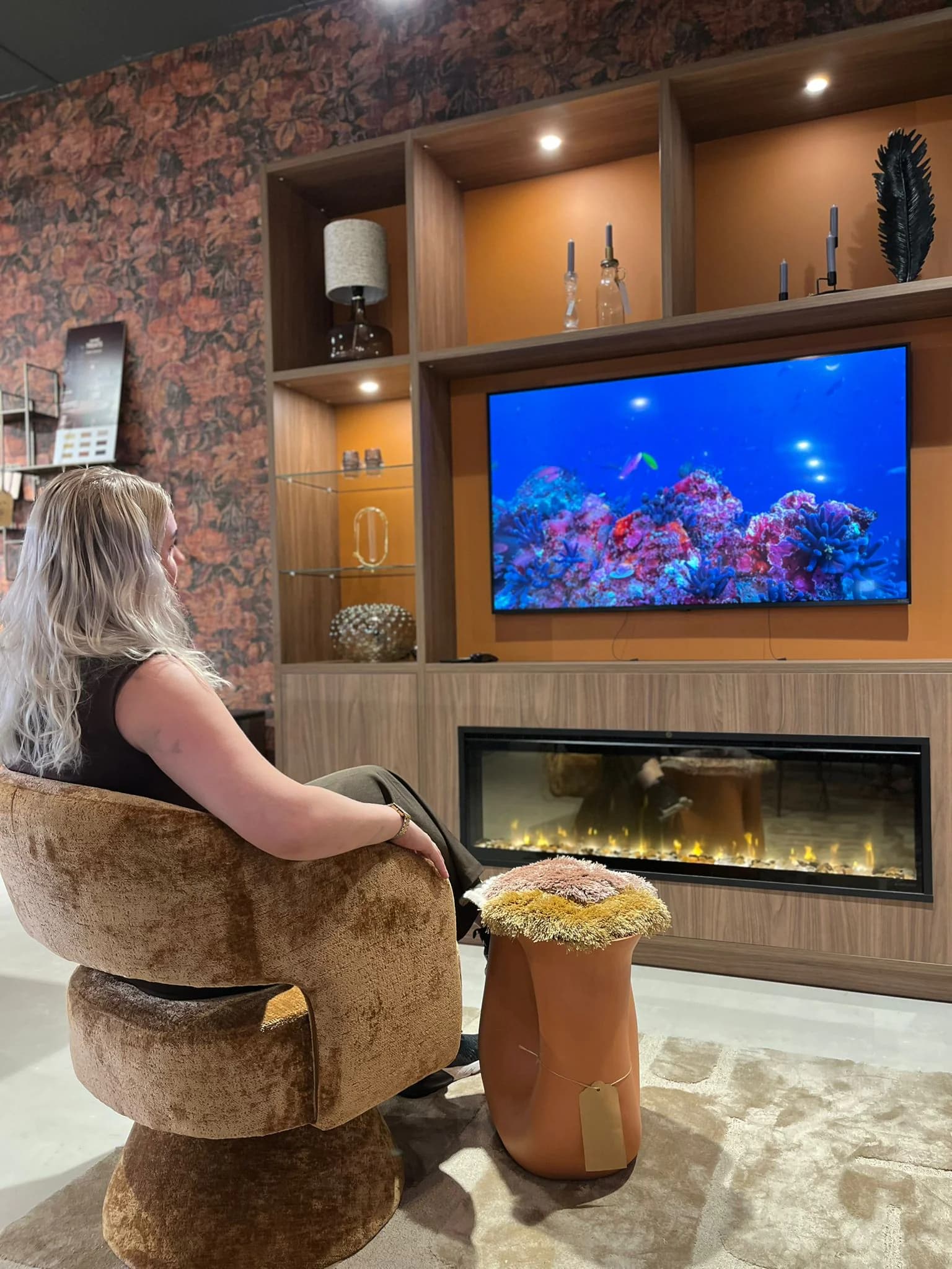 Zithoek met draaifauteuil voor een maatwerk tv-wandkast