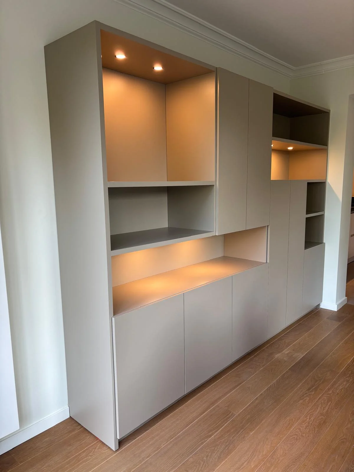 Taupe wandkast met verlichte nissen