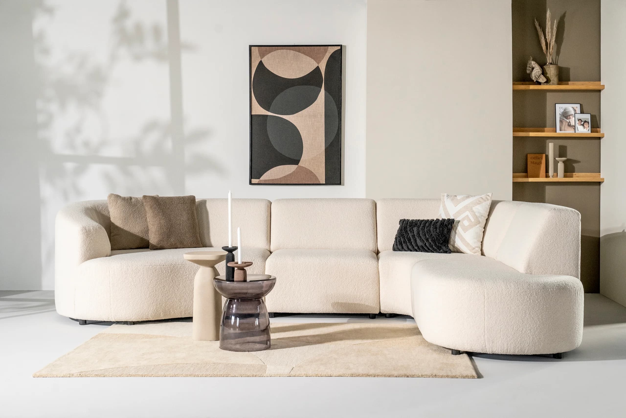 Ronde bouclébank met bijzettafels voor abstracte kunst