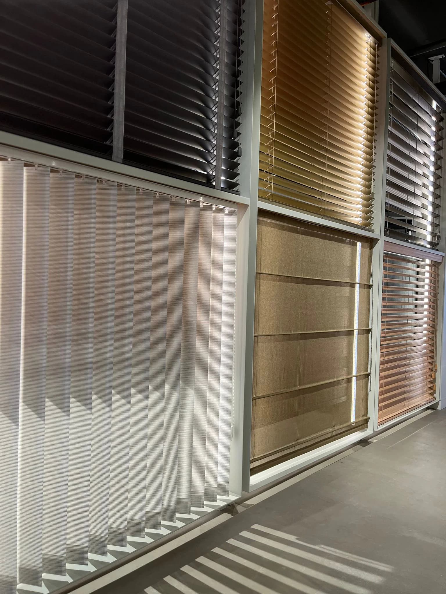 Plissés en jaloezieën in verschillende kleuren in de winkel