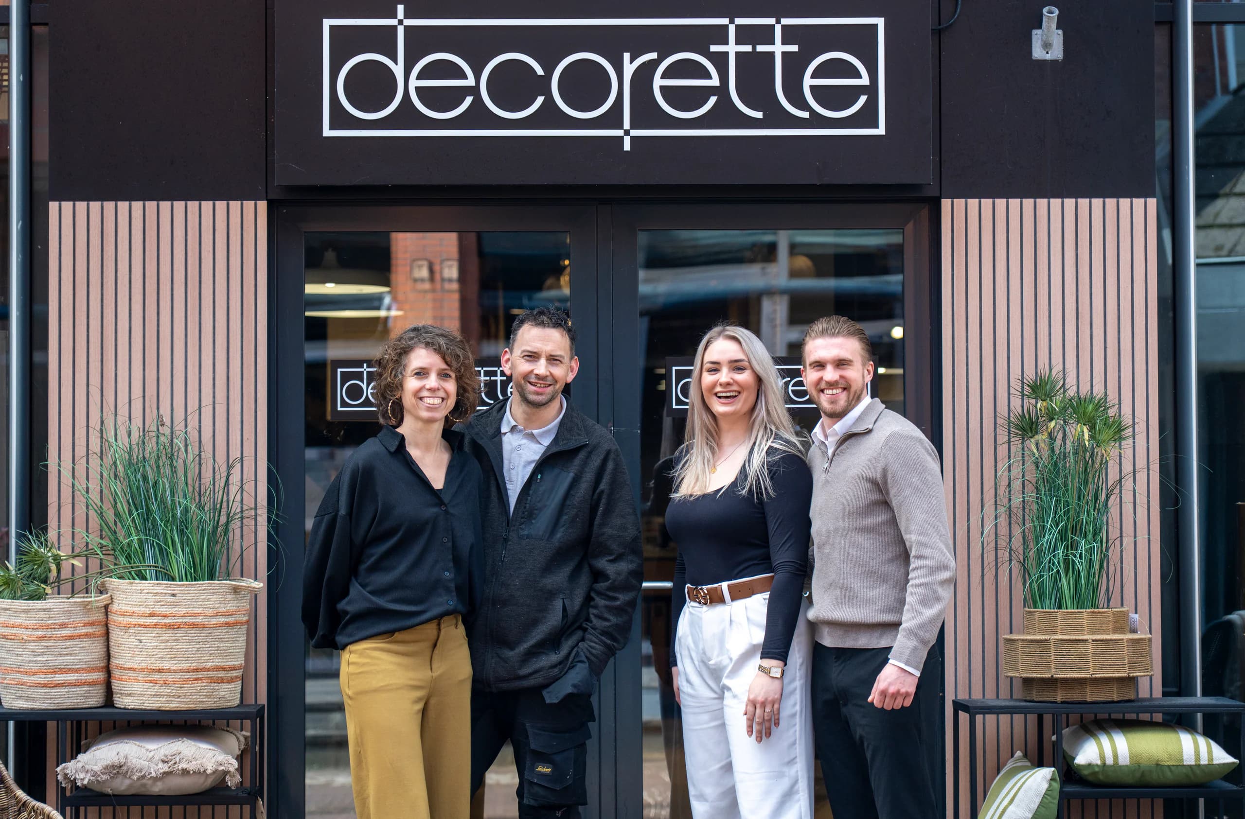 Het team van Decorette voor de winkel