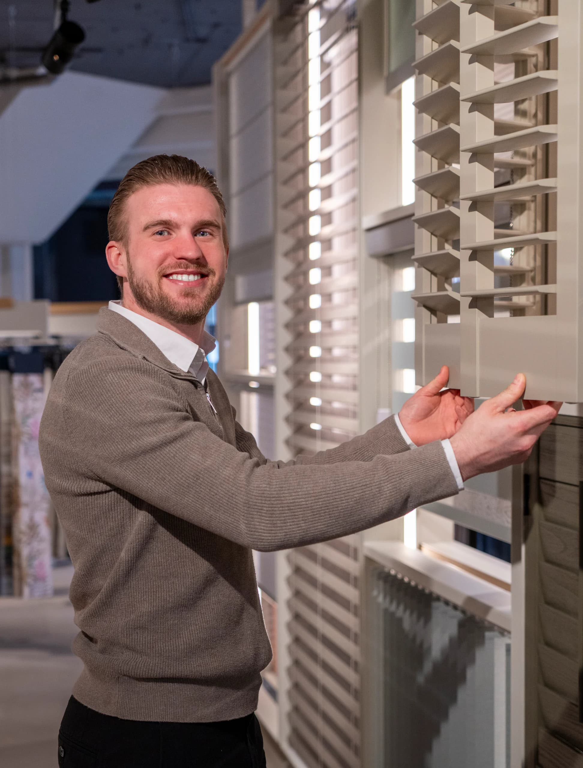 Thomas bij een raam met shutters