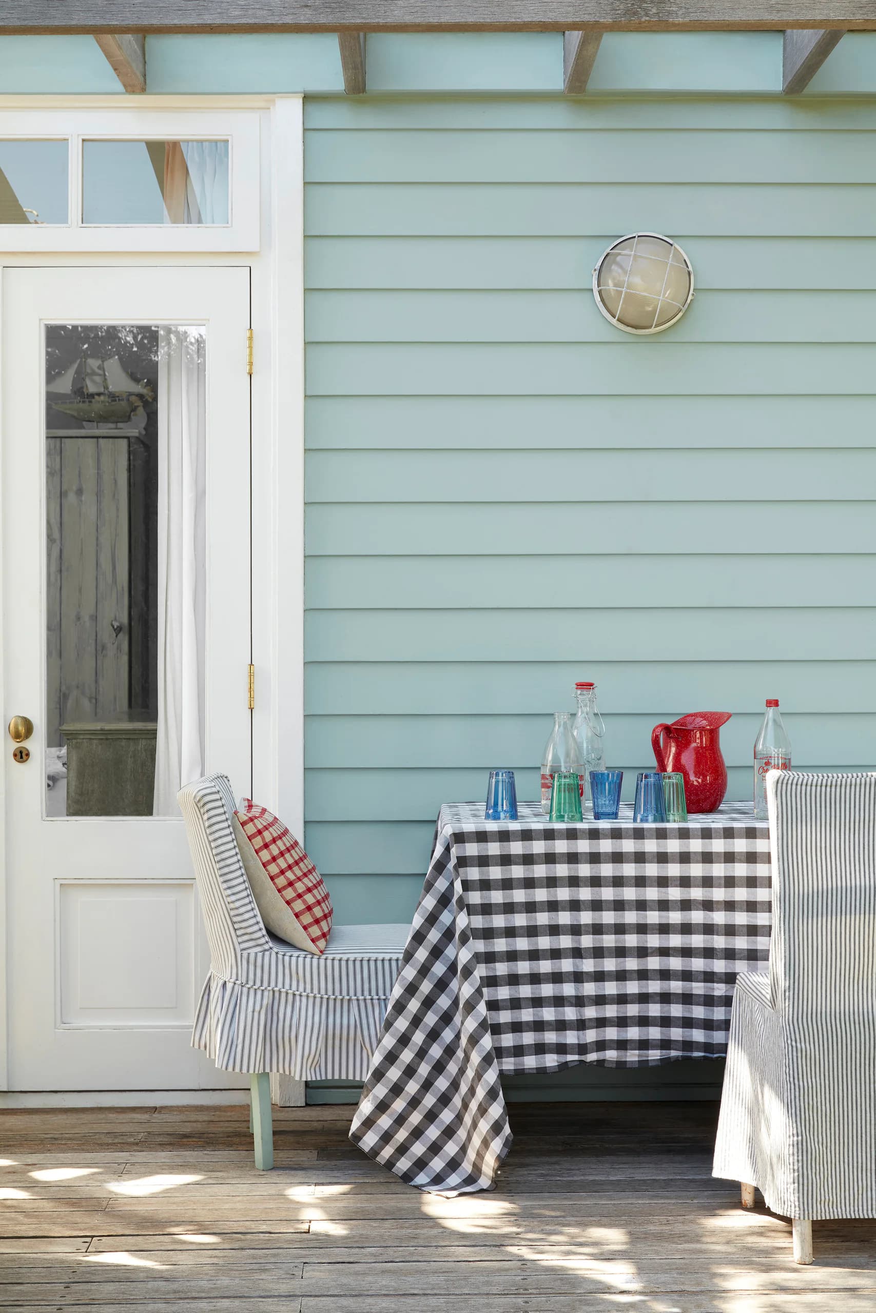 Blauwe houten gevel (Celestial Blue) met teil en buitenwastafel
