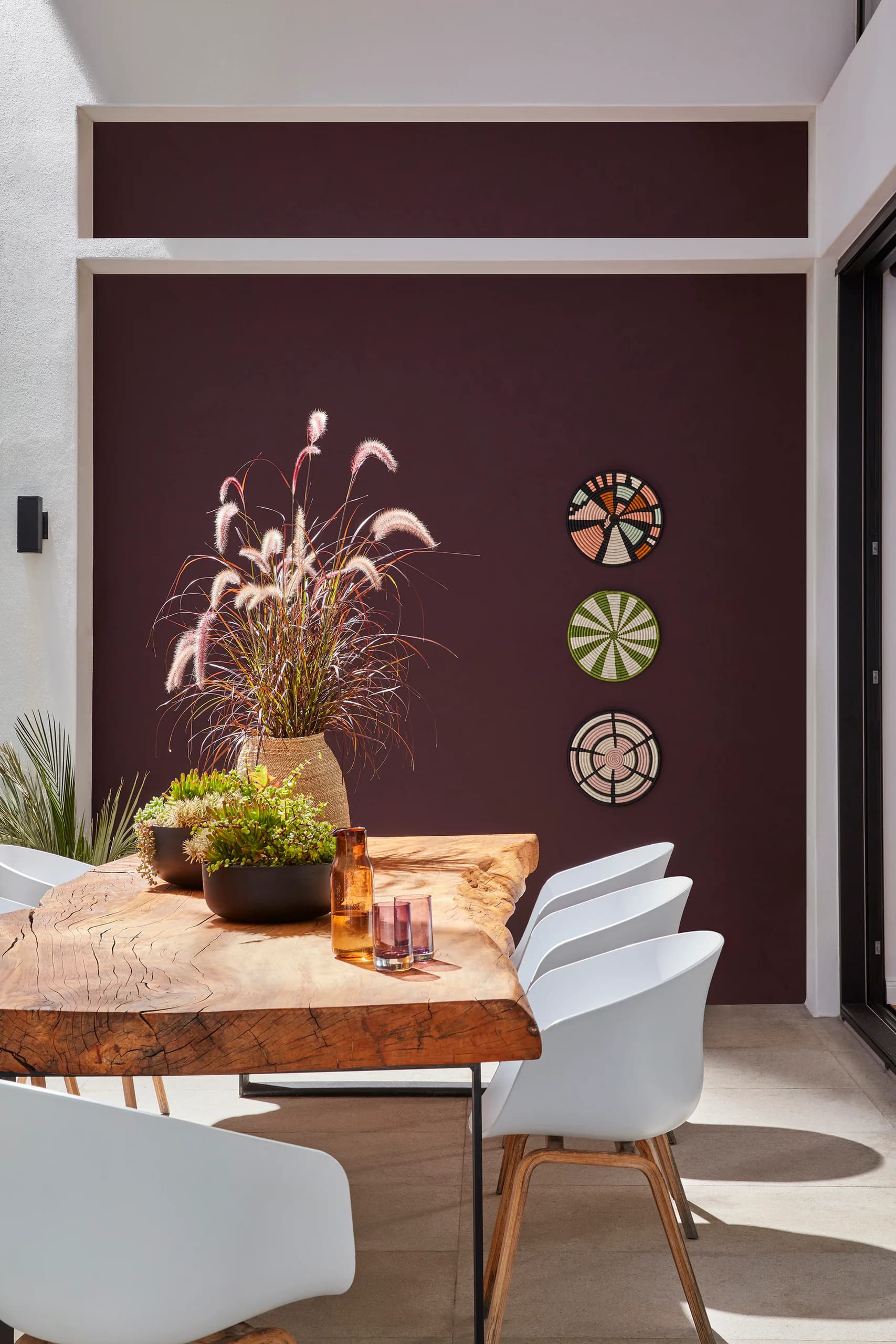 Eettafel voor een aubergine muur (Cordoba) met decoratieve borden