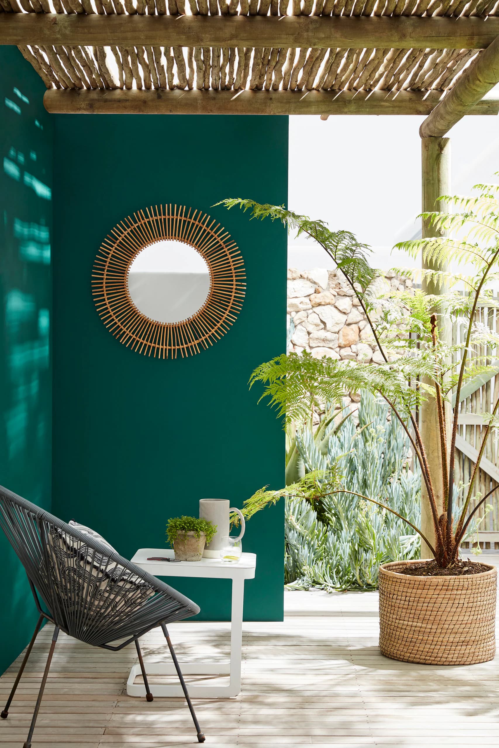 Terras met diepgroene muur (Mid Azure Green), ronde spiegel en planten